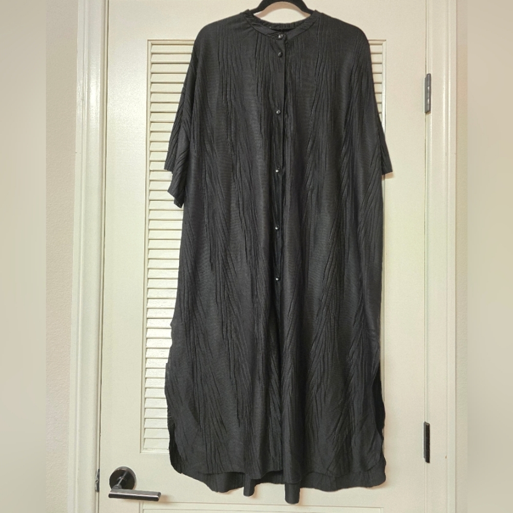 (Plus Size) Black Lightweight Textured Flowy Button Short-Sleeve Dress